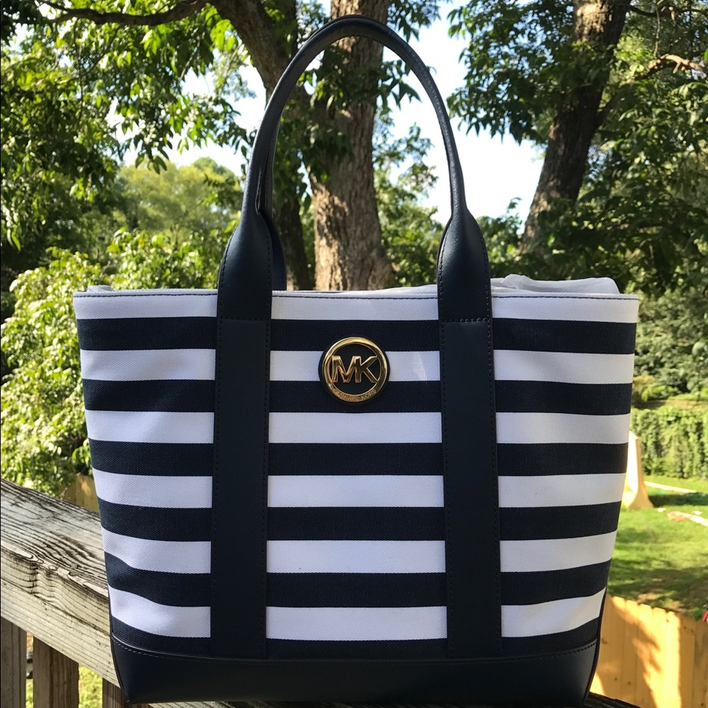 SOLD! AUTHENTIC MK FULTON MEDIUM TOTE NAVY/WHITE