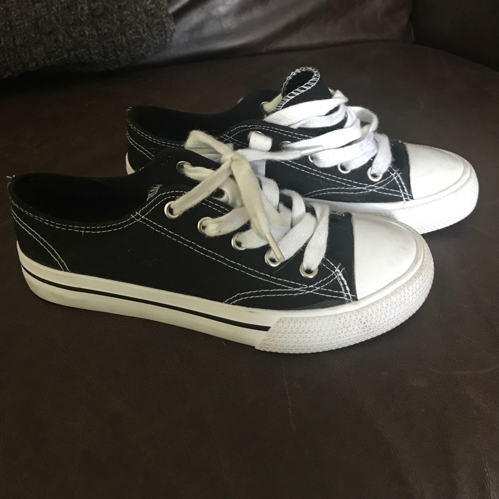 Cherokee "converse" size 2