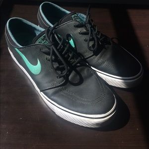 Black leather Nike sneakers like new!