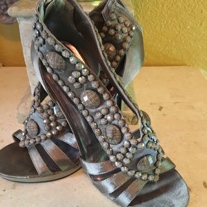 Gorgeous Steve Maaden pump sandals