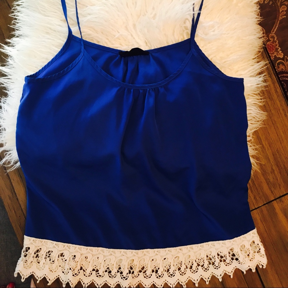 😍Gorgeous Tank in Beautiful Blue w/ Lace Bottom