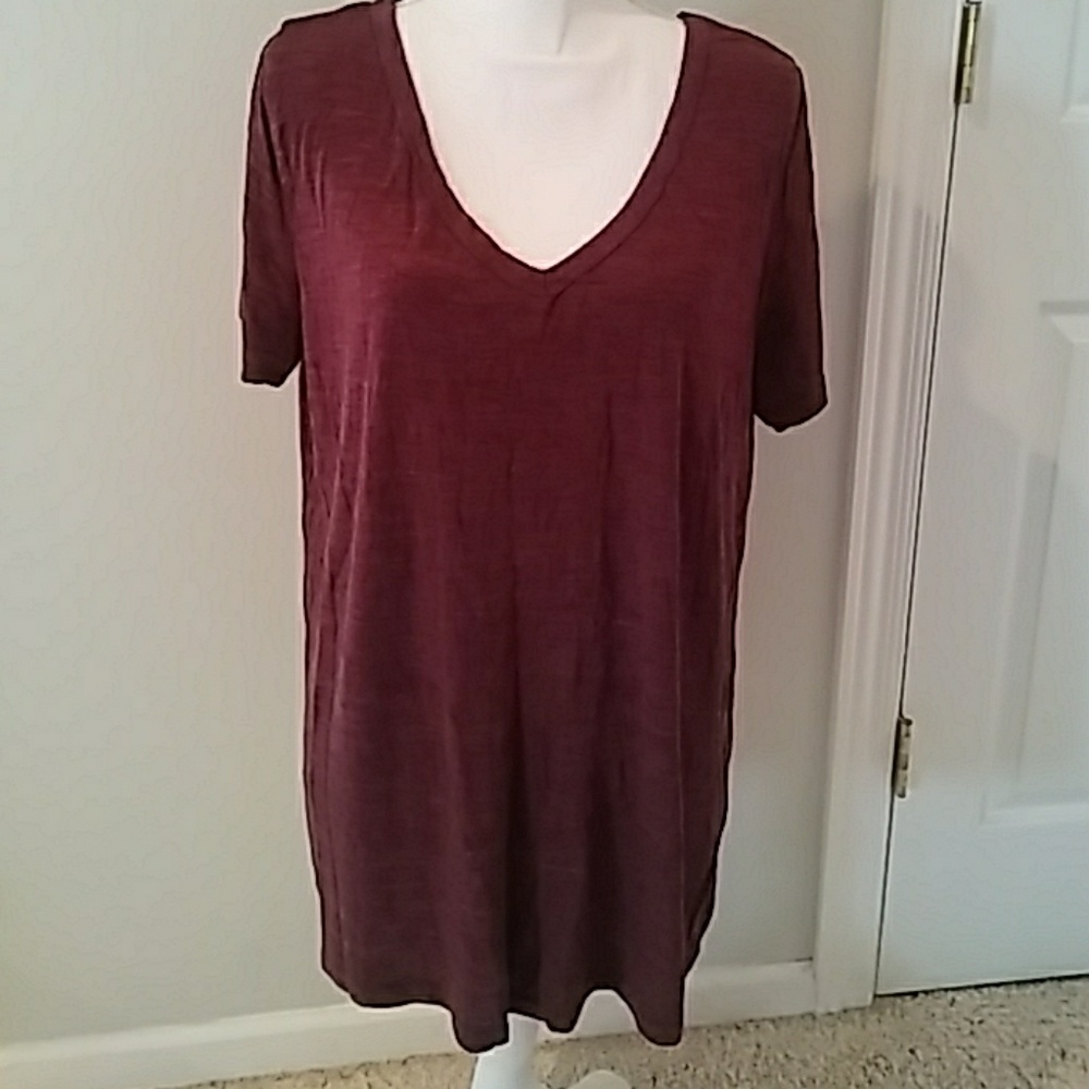 V neck tee in Burgundy