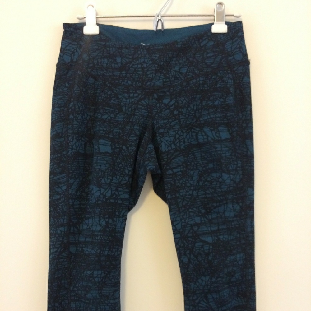 Deep green patterned active leggings