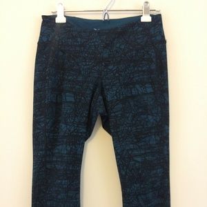 Deep green patterned active leggings