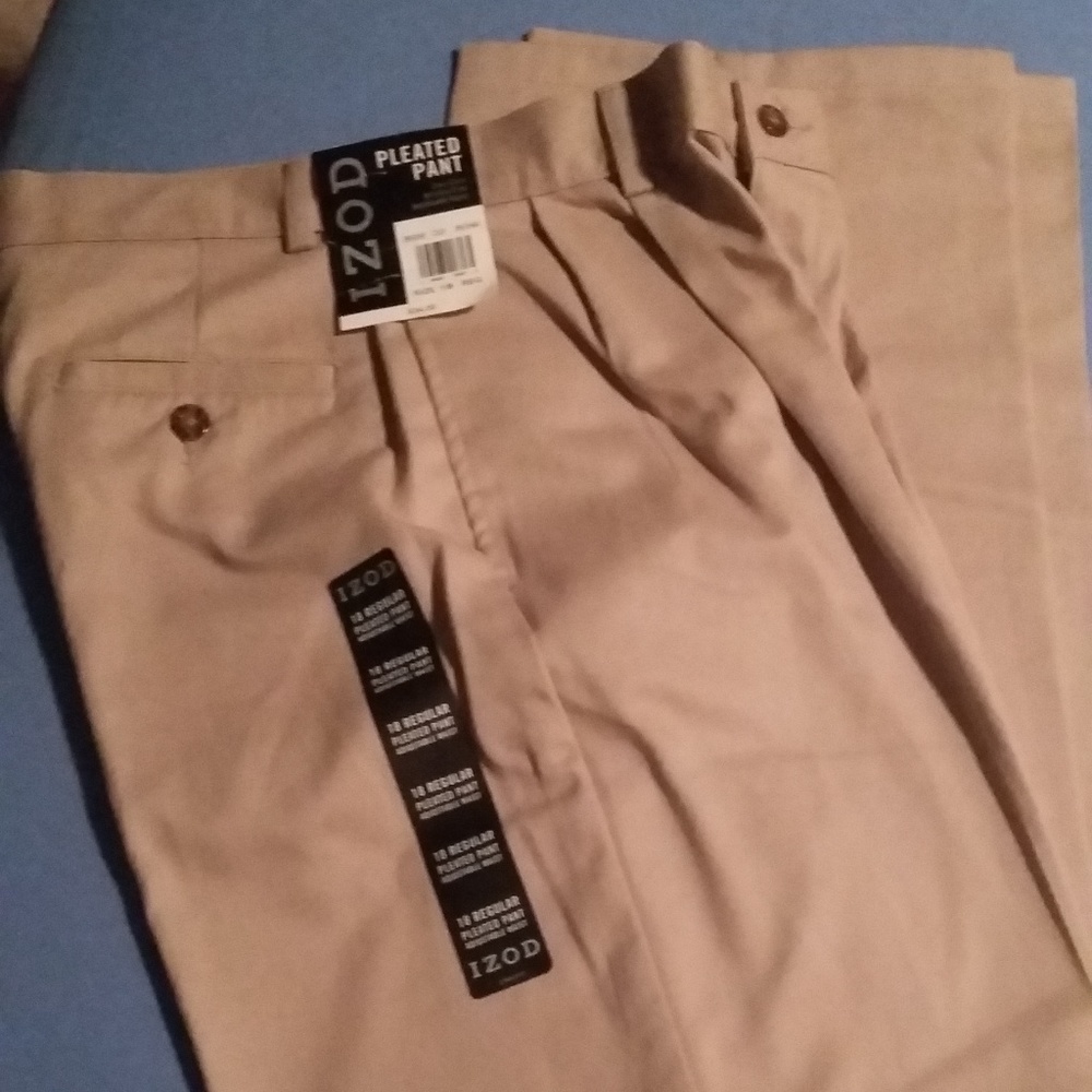 NWT  Izod Pleated Khaki pants