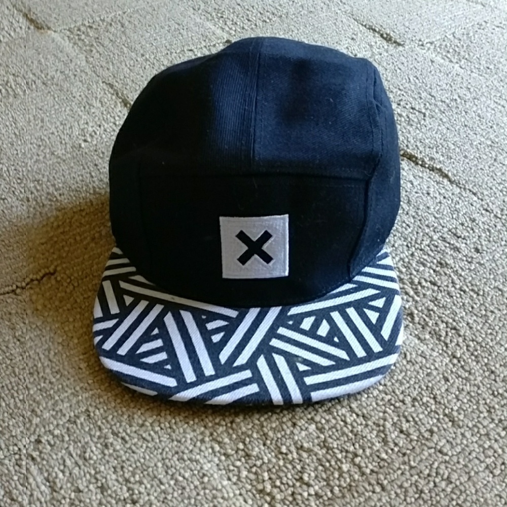 5 PANEL POLYESTER MINIMALIST DESIGN HAT