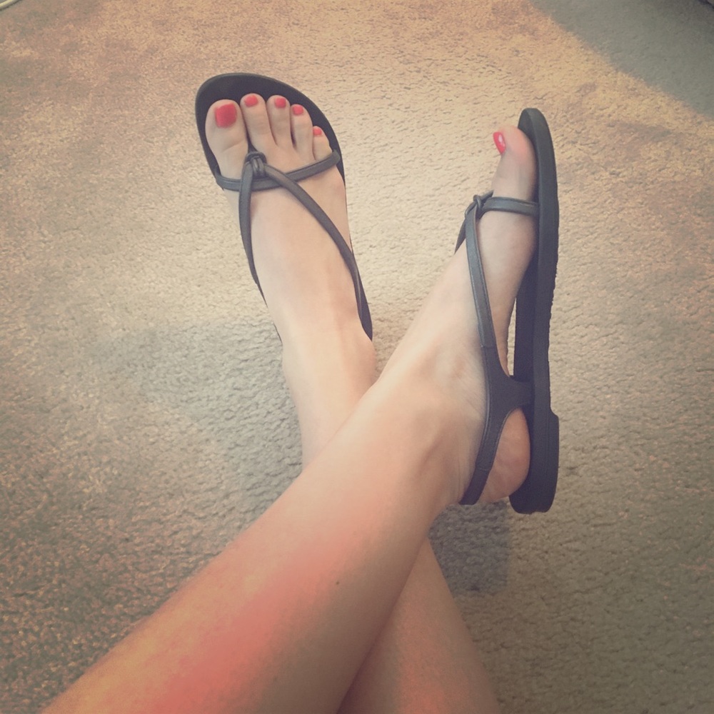 Old Navy black sling back flip flops