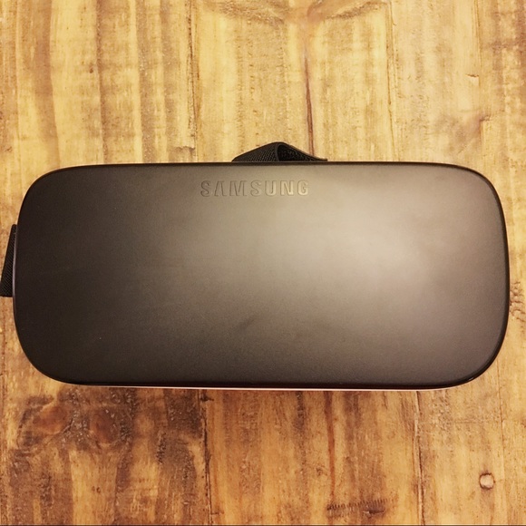 Samsung Virtual Reality Headset Goggles - Picture 2 of 5