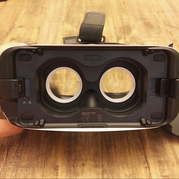 Samsung Virtual Reality Headset Goggles - Picture 4 of 5