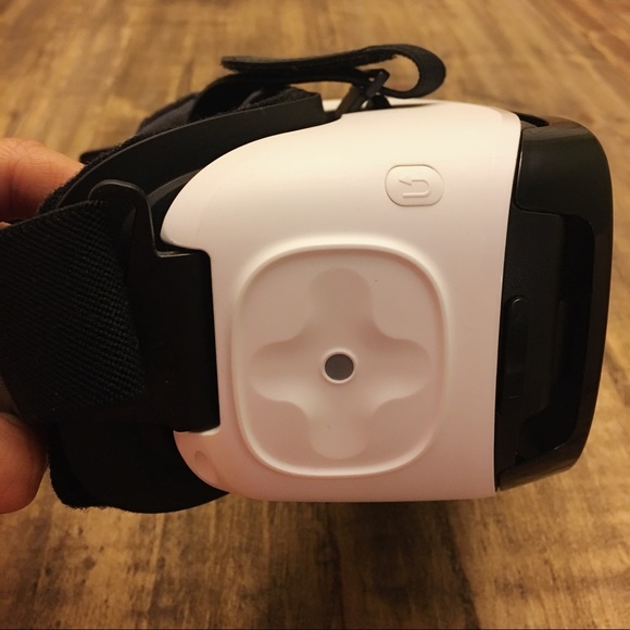 Samsung Virtual Reality Headset Goggles - Picture 5 of 5