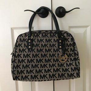 •Michael Kors Print Purse•