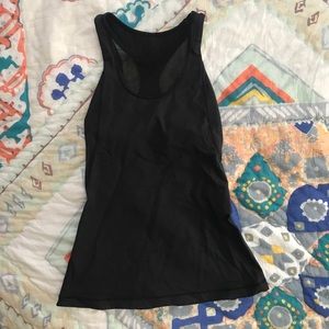 black lululemon tank