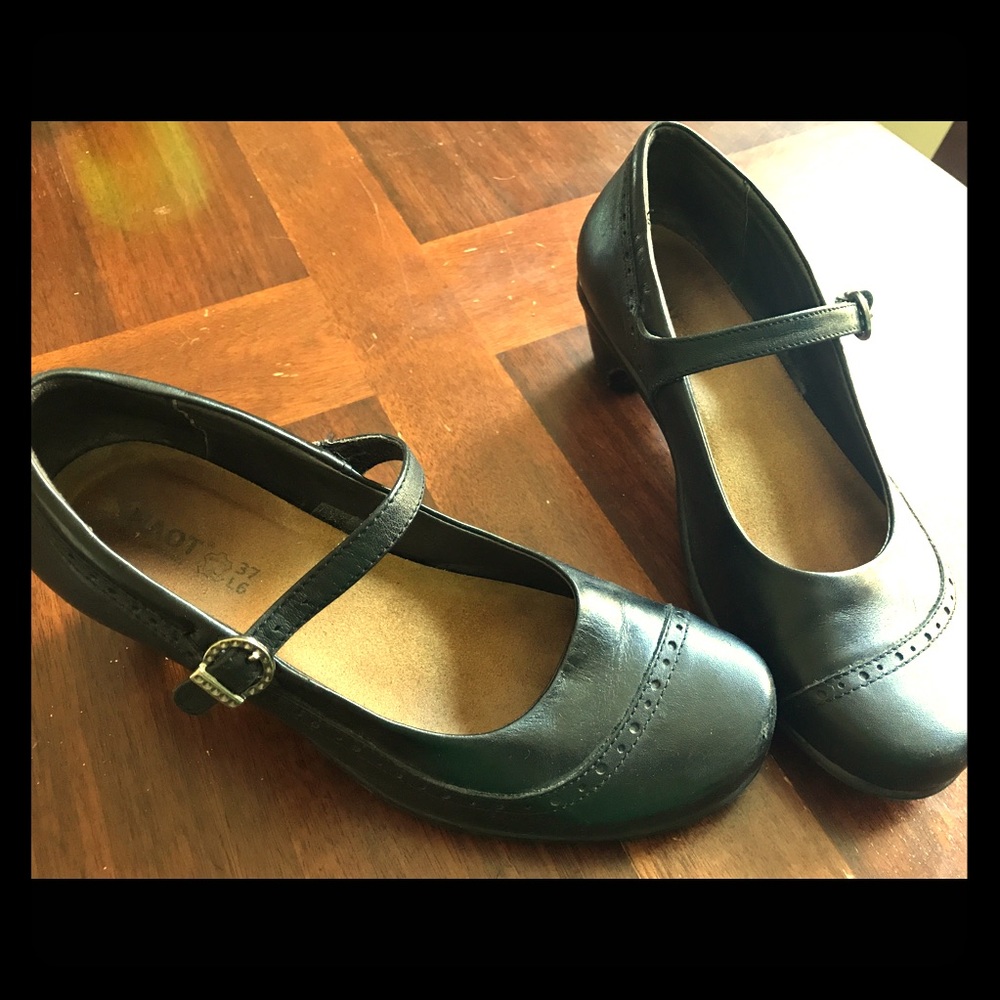 Naot black Mary Jane pump. Sz 37/ L6. Good cond.
