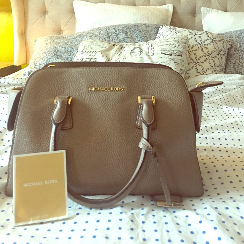 MK medium purse