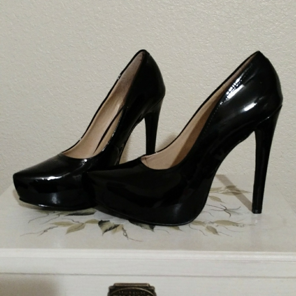 CLASSIC BLACK HEELS