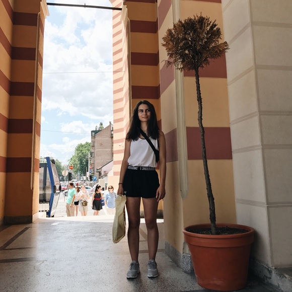 Meet Your Posher - Picture 4 of 5