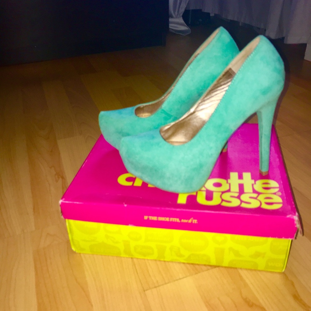 CHARLOTTE RUSSE  MINT SUEDE HEELS 6 like New