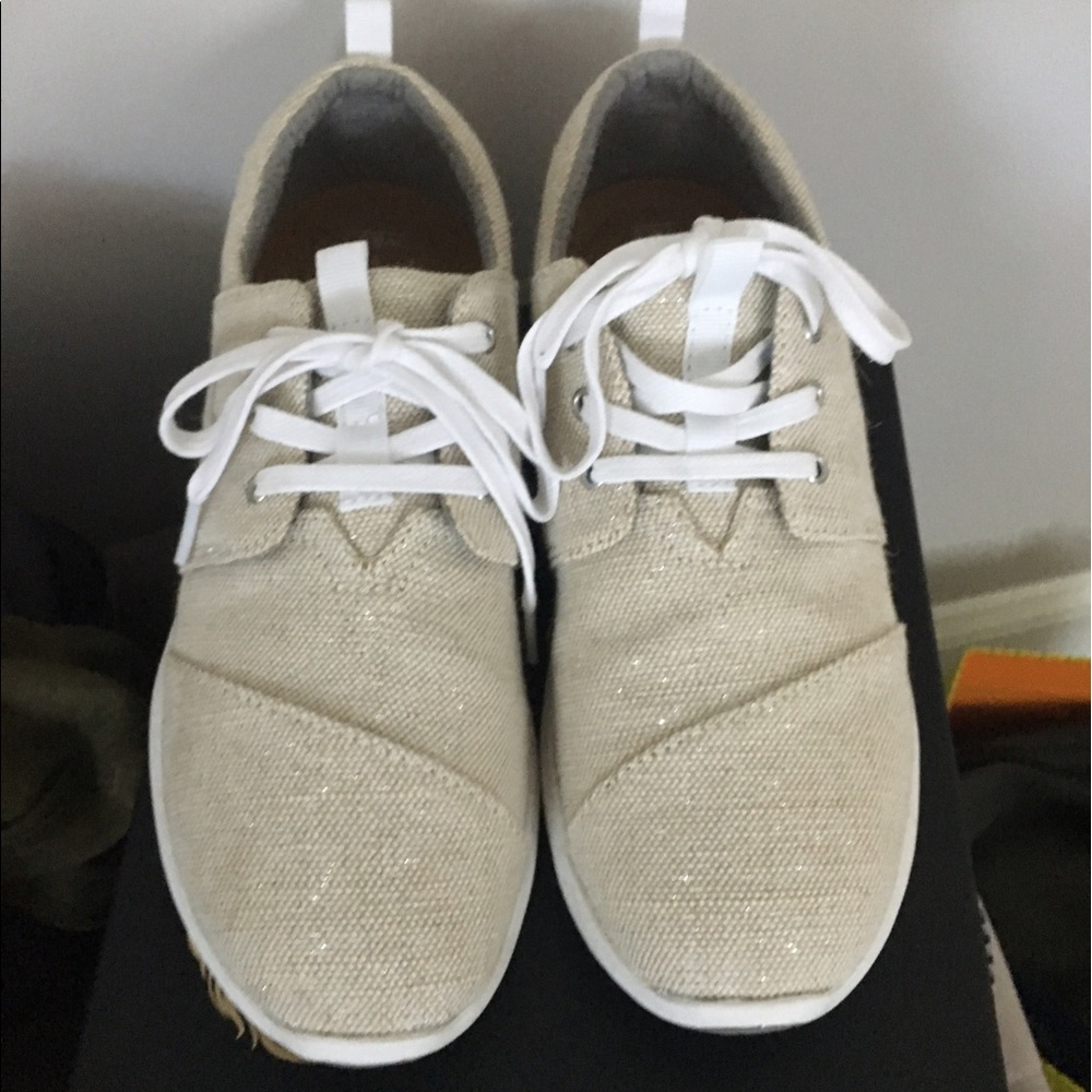 Toms lace up sneaks ! Near perfect condition .