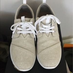 Toms lace up sneaks ! Near perfect condition .