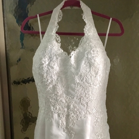 Beautiful brand new wedding dress! Never been worn - Picture 2 of 6