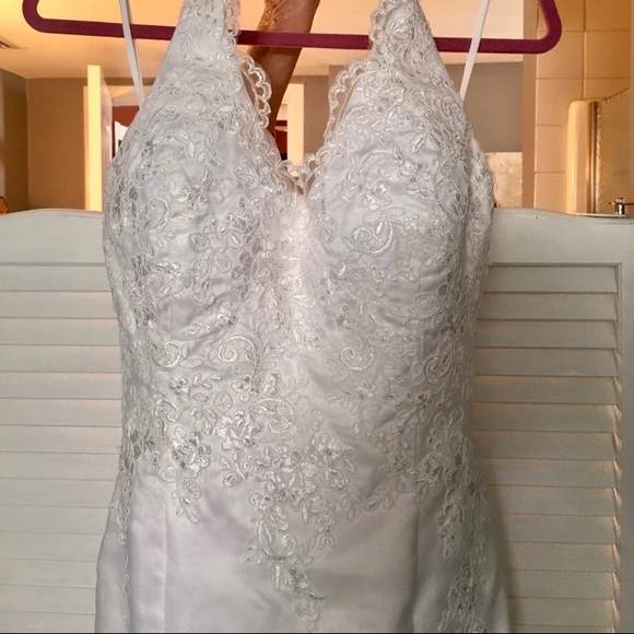 Beautiful brand new wedding dress! Never been worn - Picture 3 of 6