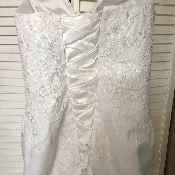 Beautiful brand new wedding dress! Never been worn - Picture 4 of 6