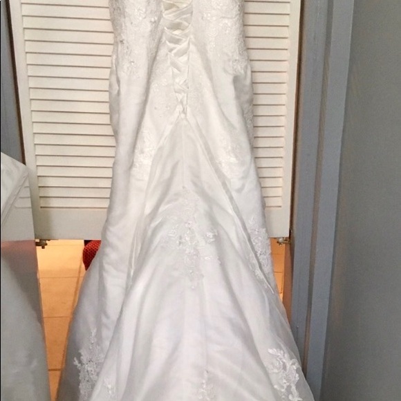 Beautiful brand new wedding dress! Never been worn - Picture 5 of 6