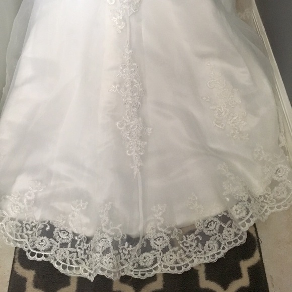 Beautiful brand new wedding dress! Never been worn - Picture 6 of 6
