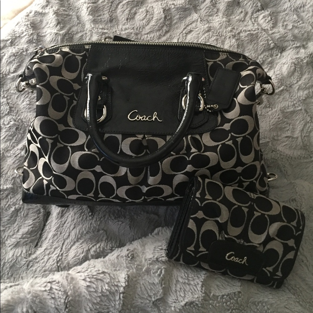 Medium size Coach purse with matching wallet EUC