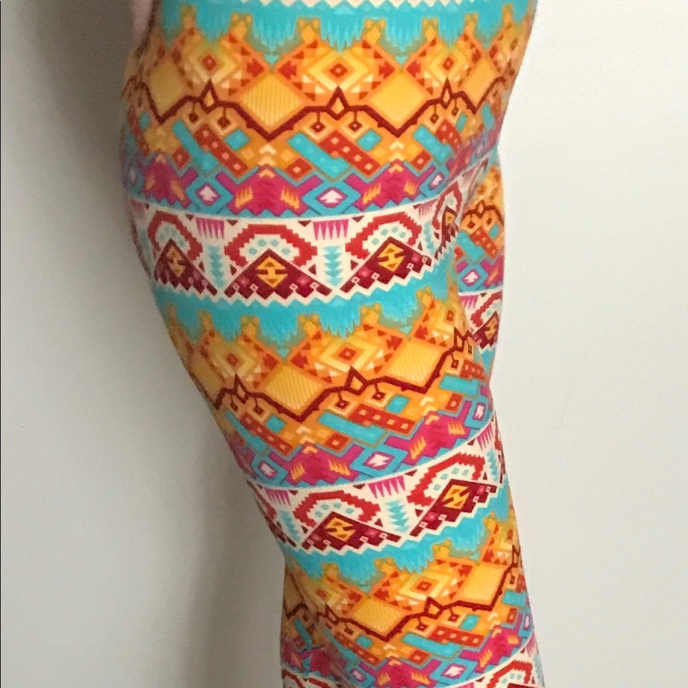 Aztec print leggings. Super comfy and bright 🌞