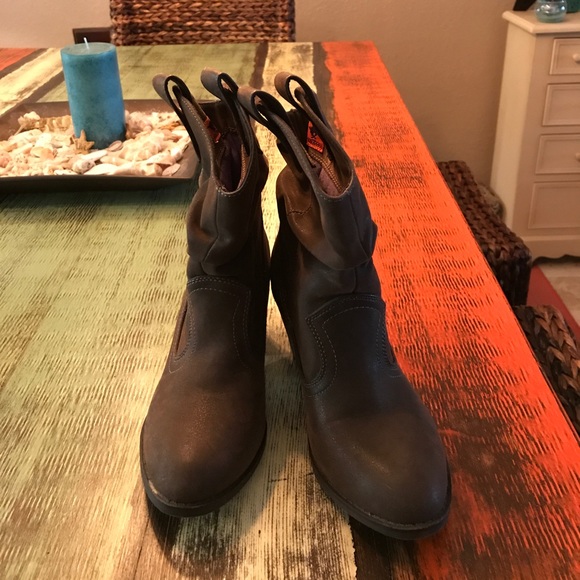 Boots - Picture 1 of 4