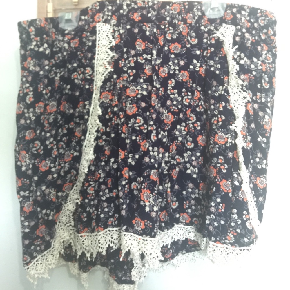 Floral print linen shorts
