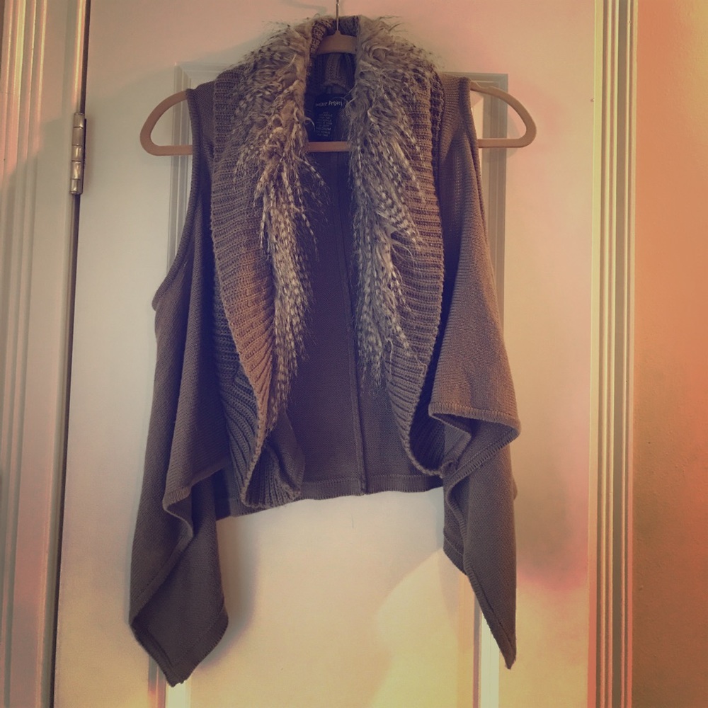 Feathered fur neckline sweater vest