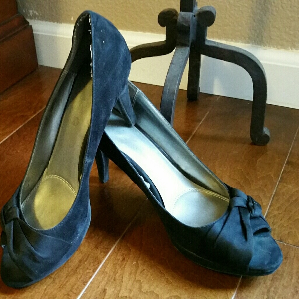 Suede w/silk toe bow heels