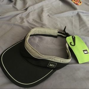 Brand NEW with tags!! Unisex REI  fitness visor.