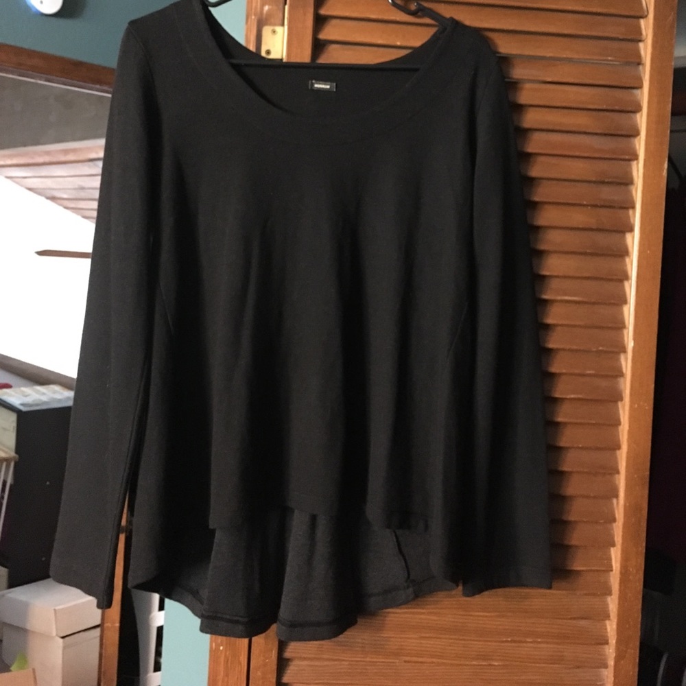 Monrow top with unique zipper back