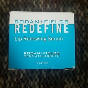 Lip renewing serum