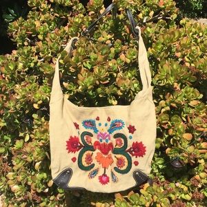 Adorable Forever 21 floral embroidered purse!
