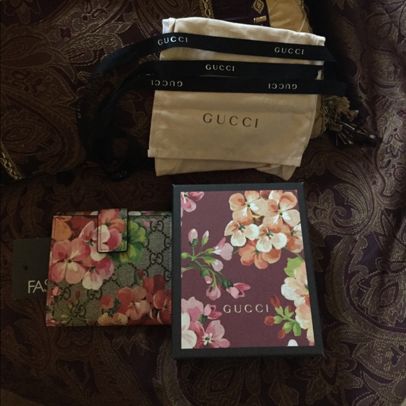 ⭕️SOLD ⭕️Ⓜ️GUCCI bnwt walletmonogram wt blooms - Picture 2 of 8