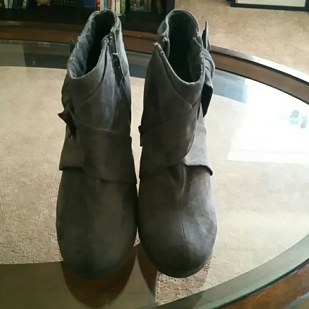 Gray heel boot