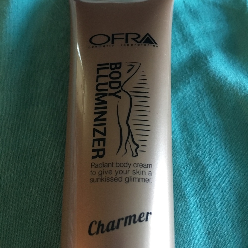 Ofra Body Illuminizer in Charmer