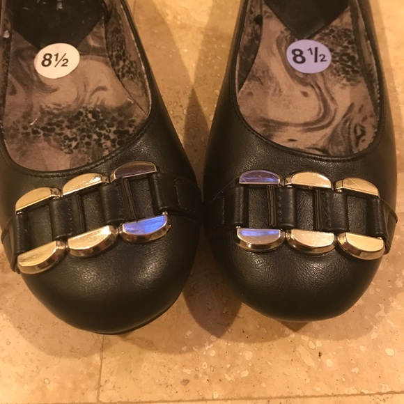 White Mountain Black Flats with Metal Emblems - Picture 2 of 3