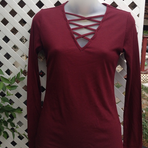 Burgundy lattice straps top - Picture 2 of 3