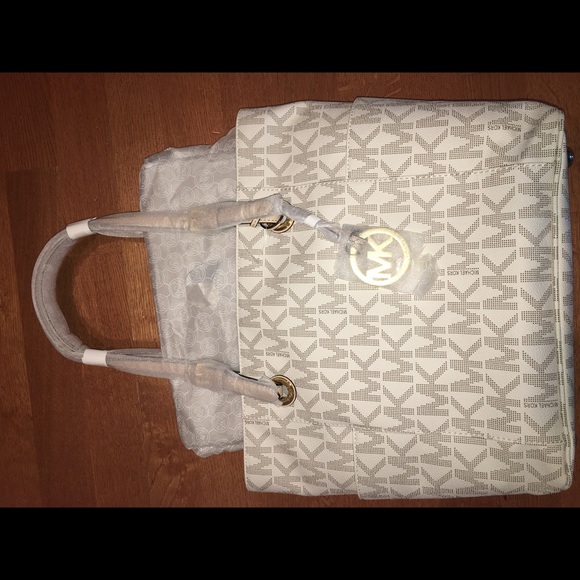 Michael Kors EW Signature Tote - Picture 2 of 2