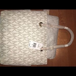 Michael Kors EW Signature Tote