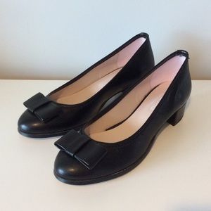 Black, low heel pumps