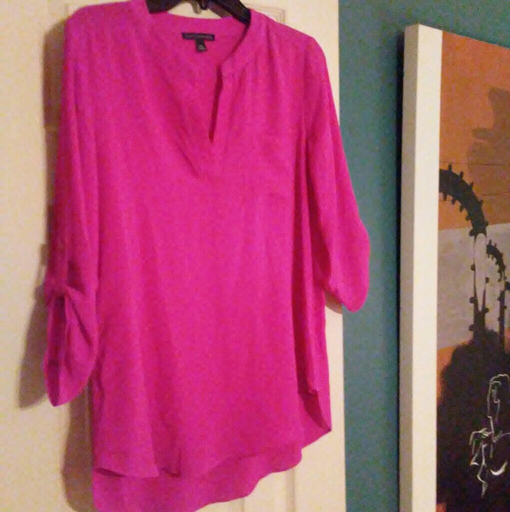 Signature Studio Blouse // M // Fuschia // V-neck
