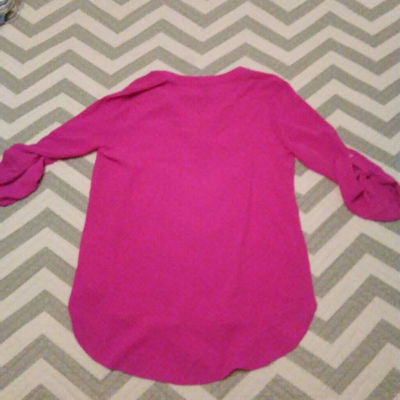 Signature Studio Blouse // M // Fuschia // V-neck - Picture 3 of 4