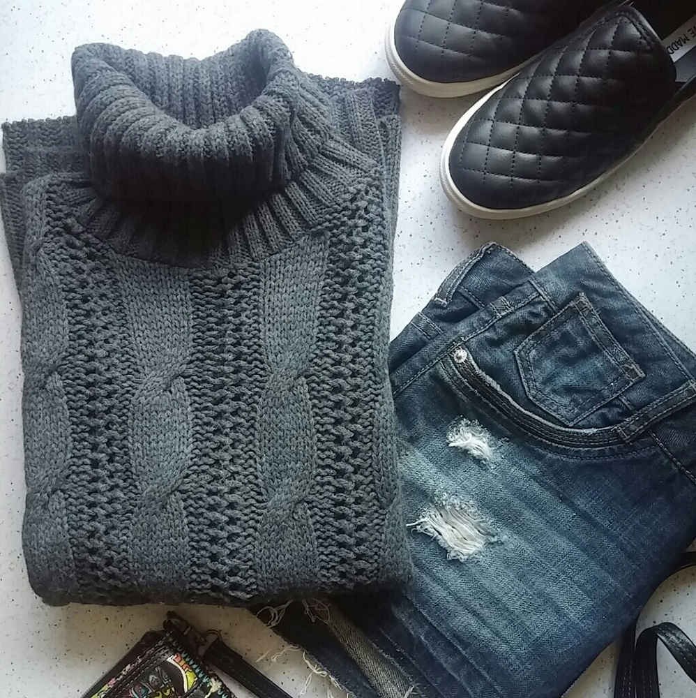 AEO Cold Shoulder Turtleneck Sweater, Size M. GUC