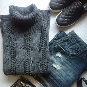 AEO Cold Shoulder Turtleneck Sweater, Size M. GUC